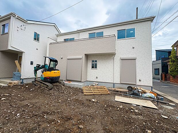 【現地外観】陽当りや通風性など各所に施された工夫で住みやすさを実現。部屋の大きさや周辺環境・街並など、資料には掲載していない情報が現地にはたくさんございます。是非ご確認下さい。※青空はイメー…