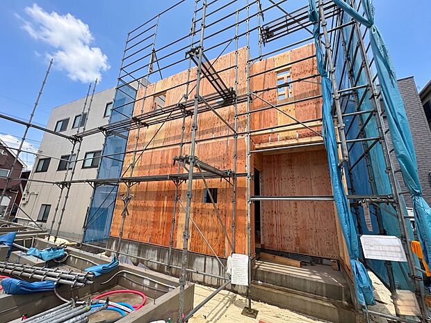 【現地外観】陽当りや通風性など各所に施された工夫で住みやすさを実現。部屋の大きさや周辺環境・街並など、資料には掲載していない情報が現地にはたくさんございます。是非ご確認下さい。※青空はイメー…