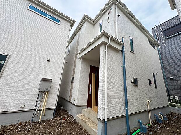 【現地外観】陽当りや通風性など各所に施された工夫で住みやすさを実現。部屋の大きさや周辺環境・街並など、資料には掲載していない情報が現地にはたくさんございます。是非ご確認下さい。※青空はイメー…