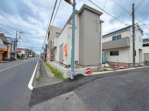 【現地外観】陽当りや通風性など各所に施された工夫で住みやすさを実現。部屋の大きさや周辺環境・街並など、資料には掲載していない情報が現地にはたくさんございます。是非ご確認下さい。※青空はイメー…