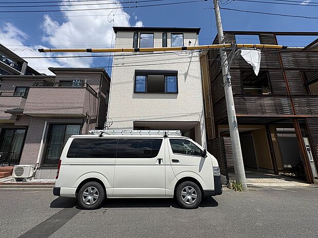【現地外観】家族の温かさと陽光の暖かさ、楽しい毎日と明るい未来を予感させる「空間が織り成すひとつ先の住み心地」を演出します。※青空はイメージです。