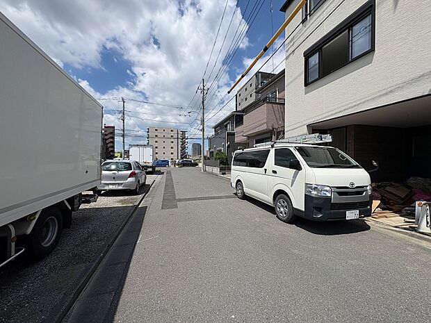 【前面道路】車の通行が少ないので、静かな住環境を維持することができます。※青空はイメージです。