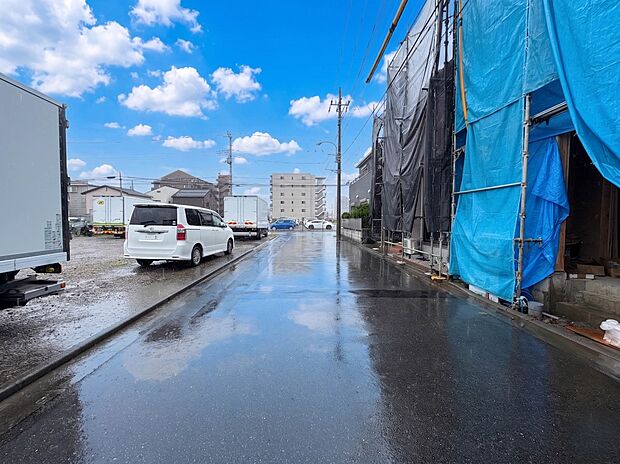 【前面道路】車の通行が少ないので、静かな住環境を維持することができます。※青空はイメージです。