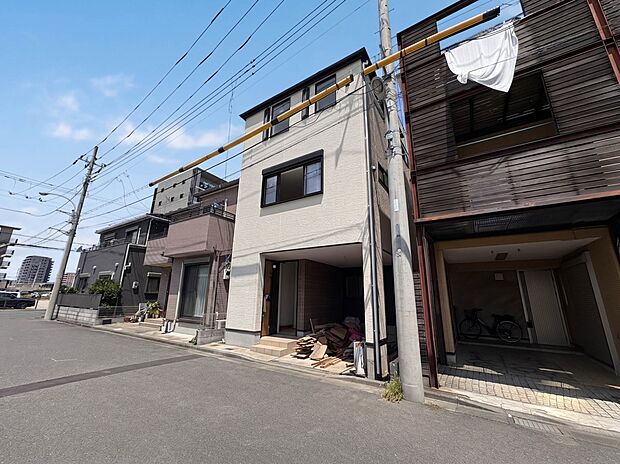 【外観】家族の温かさと陽光の暖かさ、楽しい毎日と明るい未来を予感させる「空間が織り成すひとつ先の住み心地」を演出します。※青空はイメージです。