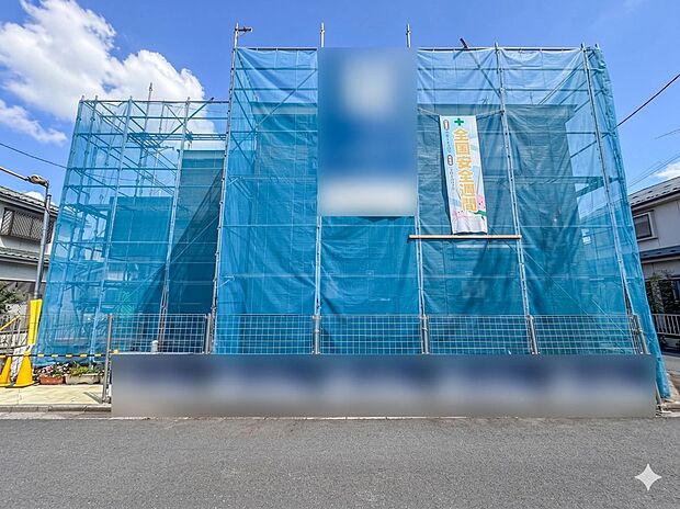 【外観】堂々たる趣ながら、主張し過ぎずどこか余裕を感じさせるシャープなフォルムで佇む邸宅は、晴天の空と照らし合わせる事で、本来あるべき完成形の姿を見せてくれます。