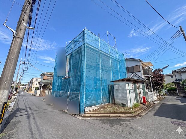【現地】陽あたりの良さは必須条件。家族の温かさと陽光の暖かさ、楽しい毎日と明るい未来を予感させる。