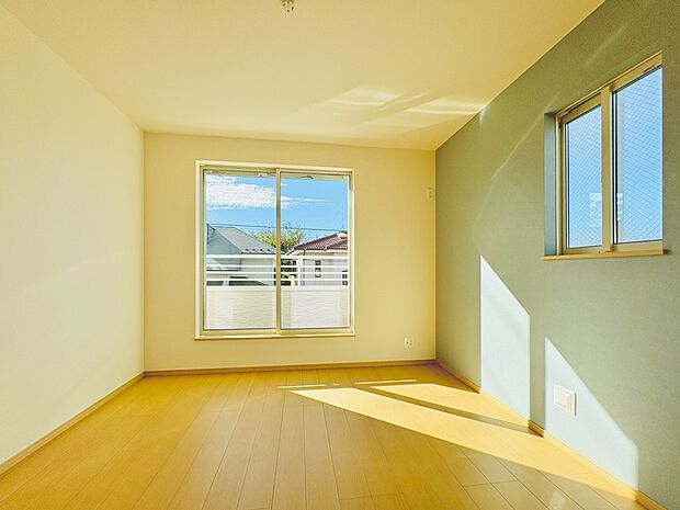 【寝室 洋室6.12帖】シンプルな内装はおしゃれのポイントです。シンプルは華美より飽きがこないからです。色や模様でおしゃれ感をだす。それがシンプルイズビューティーです。