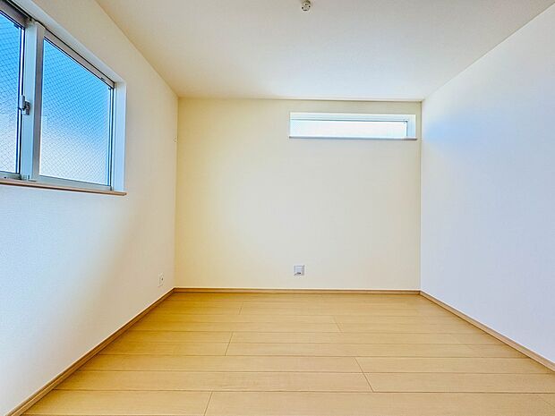 【子供部屋 洋室5.25帖】お子様のお部屋にぴったりなクロークを備えたフローリング仕様の洋室です。