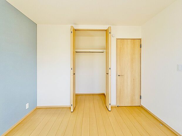 【収納】壁面クローゼットのメリットは、衣類が横一列に並ぶためひと目で洋服が選びやすいこと。衣類をたくさんお持ちの方も、限られたスペース内に無理なく収納することができます。