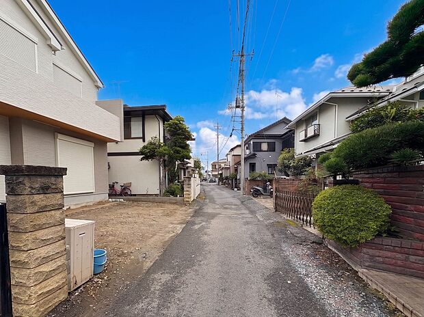 【前面道路】家の前をまっすぐの通りが走っている。クルマは少なく、人々は毎朝、ウォーキング、ジョギング、犬の散歩など、フリーな朝時間を過ごしている。