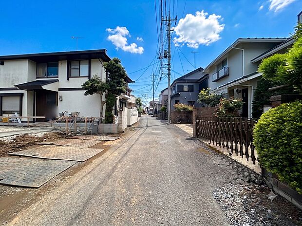【前面道路】家の前をまっすぐの通りが走っている。クルマは少なく、人々は毎朝、ウォーキング、ジョギング、犬の散歩など、フリーな朝時間を過ごしている。