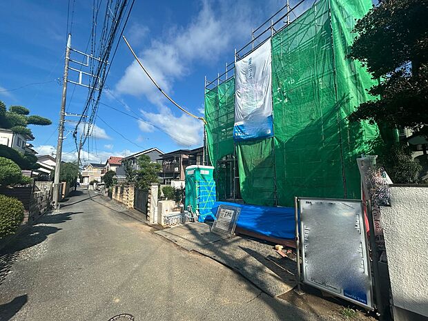 【前面道路】家の前をまっすぐの通りが走っている。クルマは少なく、人々は毎朝、ウォーキング、ジョギング、犬の散歩など、フリーな朝時間を過ごしている。