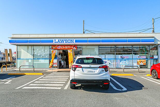 コンビニ 400m ローソン(新・企業スローガンは「マチのほっとステーション」。「圧倒的な美味しさ」「人への優しさ」「地球(マチ)への優しさ」の3つの約束で社会の課題に応えていきます。)