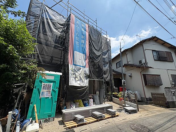 【前面道路4m】家の前をまっすぐの通りが走っている。クルマは少なく、人々は毎朝、ウォーキング、ジョギング、犬の散歩など、フリーな朝時間を過ごしている。