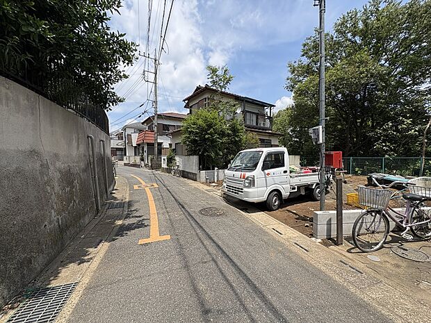 【前面道路4ｍ】家の前をまっすぐの通りが走っている。クルマは少なく、人々は毎朝、ウォーキング、ジョギング、犬の散歩など、フリーな朝時間を過ごしている。