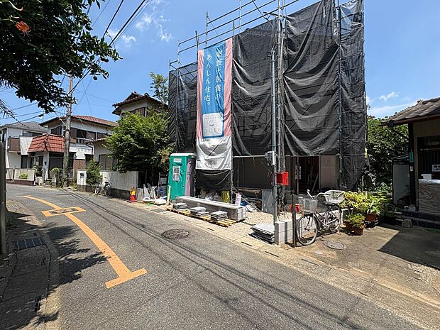 【前面道路4m】家の前をまっすぐの通りが走っている。クルマは少なく、人々は毎朝、ウォーキング、ジョギング、犬の散歩など、フリーな朝時間を過ごしている。