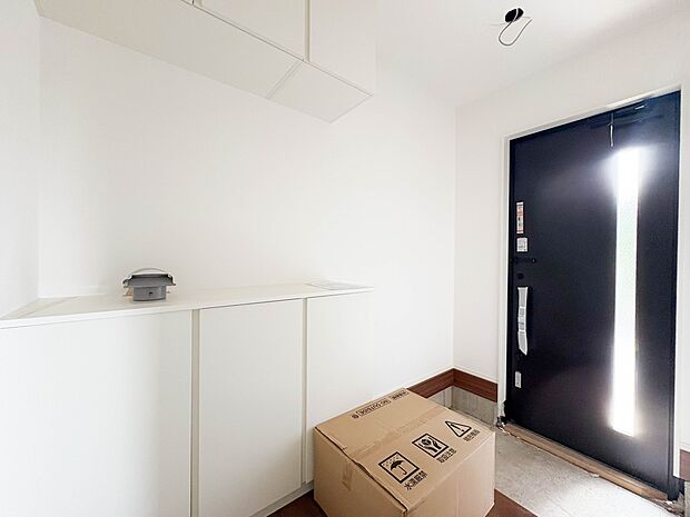 1号棟【玄関】玄関はおうちの顔と言われます。玄関アプローチは、外観デザインの印象を左右します。ご家族の個性を出しながら、素敵な玄関でお客様をお迎えしてください。