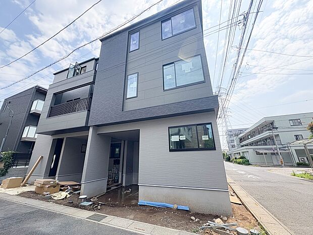 1号棟【外観】堂々たる趣ながら、主張し過ぎずどこか余裕を感じさせるシャープなフォルムで佇む邸宅は、晴天の空と照らし合わせる事で、本来あるべき完成形の姿を見せてくれます。