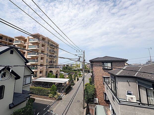 1号棟【眺望】朝の澄んだ空気や、夕方に吹く清々しい風を五感で感じられるバルコニー。