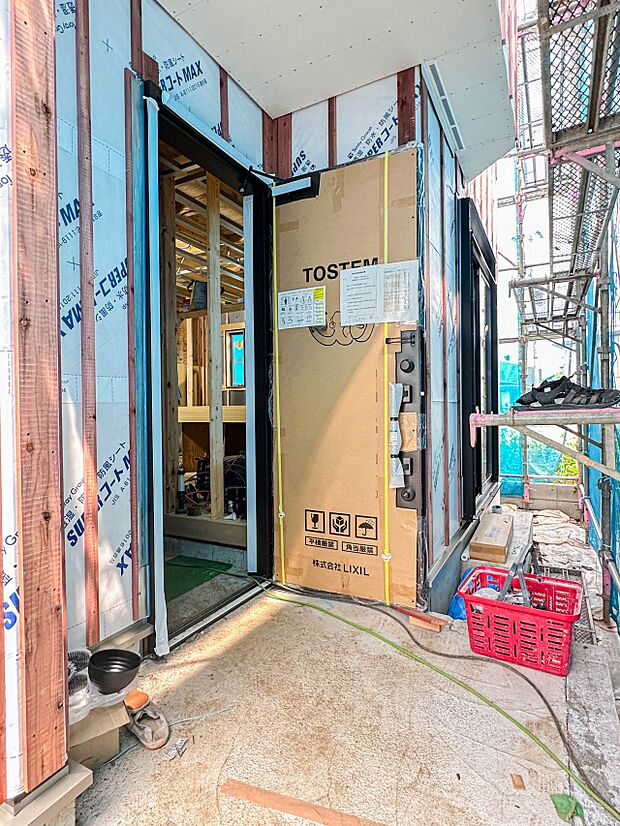 【玄関】玄関はおうちの顔と言われます。玄関アプローチは、外観デザインの印象を左右します。ご家族の個性を出しながら、素敵な玄関でお客様をお迎えしてください。
