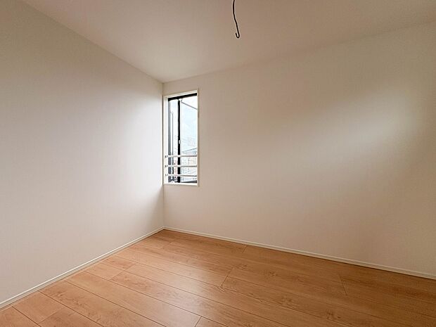 2号棟【子供部屋4.3帖】お子様のお部屋にぴったりなクロークを備えたフローリング仕様の洋室です。