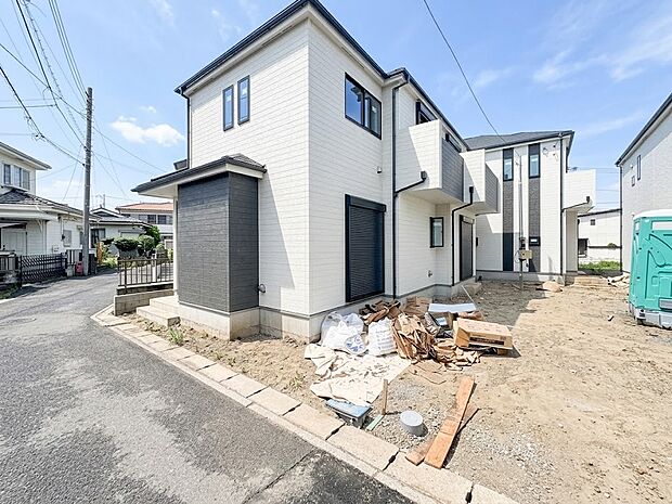【前面道路4m】家の前をまっすぐの通りが走っている。クルマは少なく、人々は毎朝、ウォーキング、ジョギング、犬の散歩など、フリーな朝時間を過ごしている。
