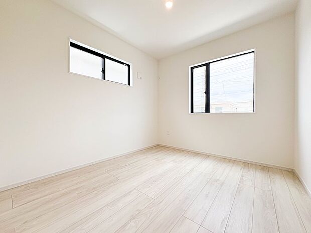 【子供部屋5.2帖】お子様のお部屋にぴったりなクロークを備えたフローリング仕様の洋室です。