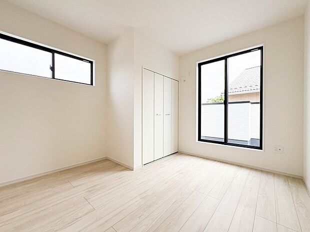 [洋室5.3帖]シンプルなデザインの家は風情がある。住む人のこだわりを感じる。外観も内装もいたってシンプル。居心地がよく、家事や趣味、子育てなどにも集中できる。家も人間も熟成するほどシンプル…