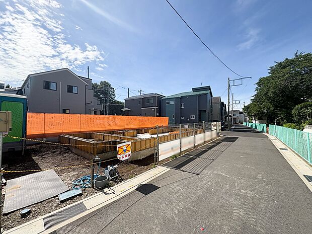 【現地外観】堂々たる趣ながら、主張し過ぎずどこか余裕を感じさせるシャープなフォルムで佇む邸宅は、晴天の空と照らし合わせる事で、本来あるべき完成形の姿を見せてくれます。