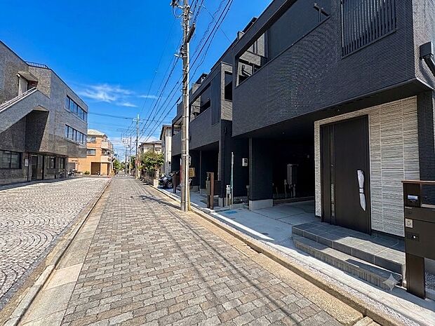 A号棟【前面道路4m】車の通行が少ないので、静かな住環境を維持することができます。