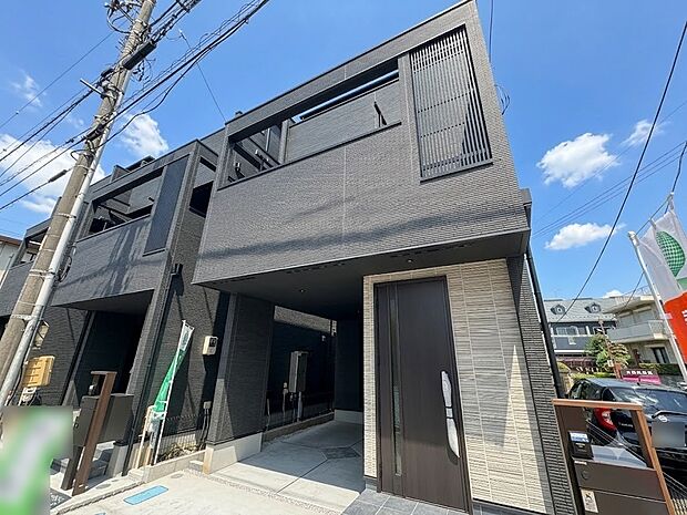 A号棟【現地外観】家族の温かさと陽光の暖かさ、楽しい毎日と明るい未来を予感させる「空間が織り成すひとつ先の住み心地」を演出します。
