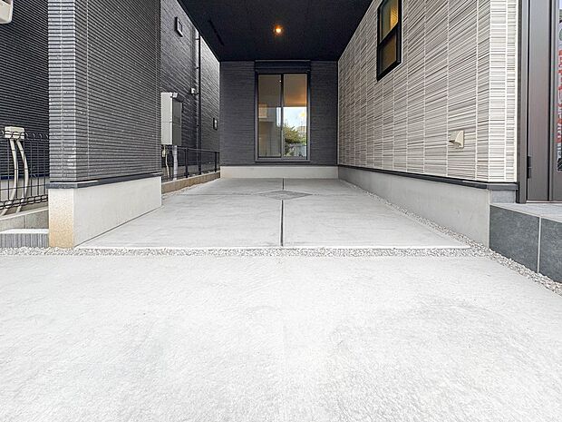 A号棟【駐車場】毎日の生活にマイカーが必須という方は、購入を検討する際、駐車場があることは大事な条件です。毎日の通勤や家族の送迎、買い物やお出かけなどクルマのある暮らしを満喫したい方は要チェ…