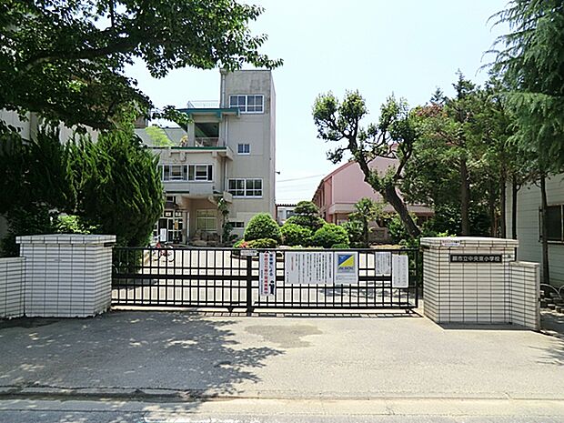 小学校 290m 蕨市立中央東小学校(先生大すき、友達大すき、学校大すきな子どもたち。児童が学校で勉強していくにあたって先生も、友達も、学校も大すきなことが大切、その価値観をメッセージしたフ…