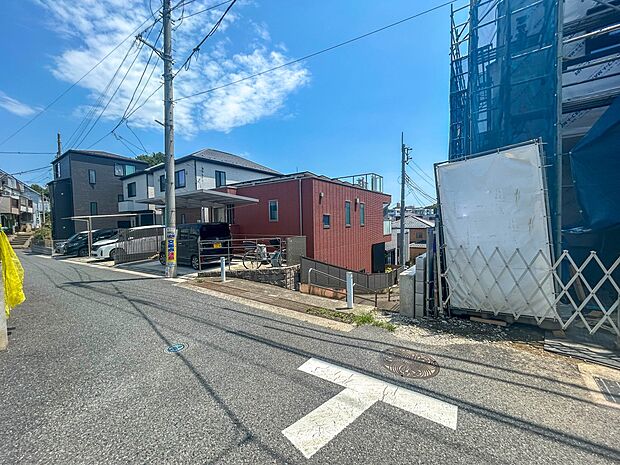 【前面道路】家の前をまっすぐの通りが走っている。クルマは少なく、人々は毎朝、ウォーキング、ジョギング、犬の散歩など、フリーな朝時間を過ごしている。