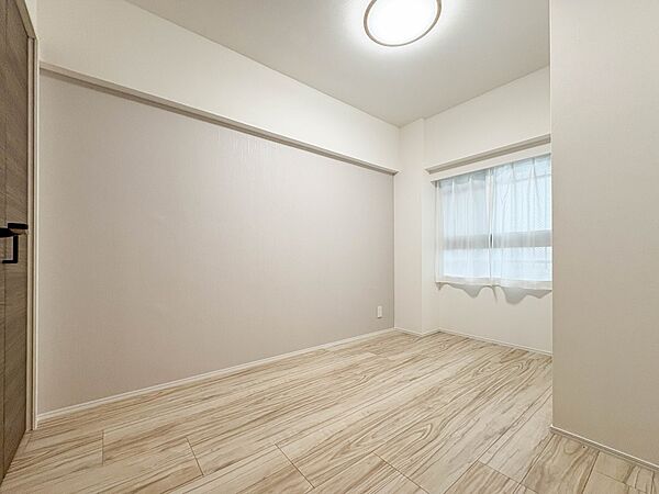 【子供部屋4.0帖】たっぷりの収納も配備、片付いた空間。陽光も明るく開放的な空間が魅力的
