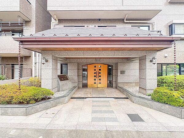 【エントランス】その住居の第一印象となるのがエントランスホールです。訪問されたお客さまをやさしくお迎えします。エントランスホールは、いわば住居の顔です。