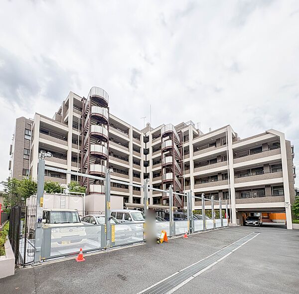 【駐車場】通勤や家族の送迎など、毎日の生活にマイカーが欠かせない方にとって駐車場は大事な条件。