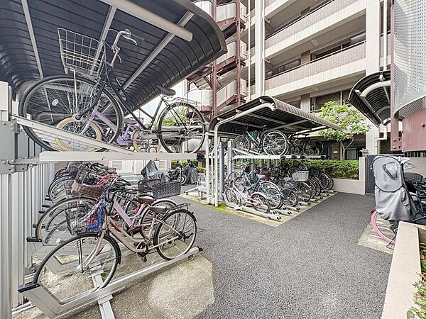 【駐輪場】駐輪場があると自転車を自由に出し入れ出来るので便利。屋根付きで雨にさらされる心配もありません。