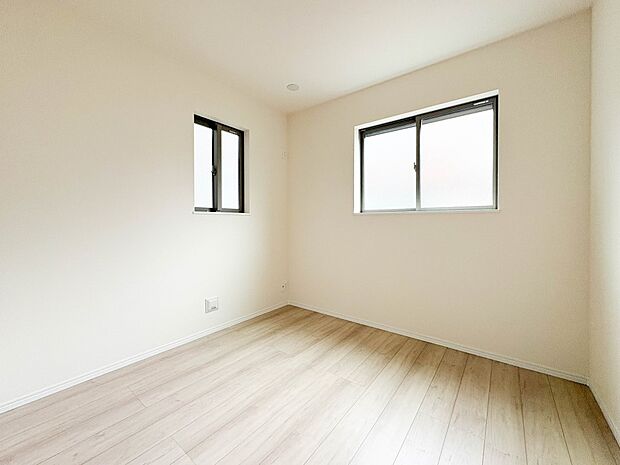 【洋室4.5帖】お子様のお部屋にぴったりなクロークを備えたフローリング仕様の洋室です。