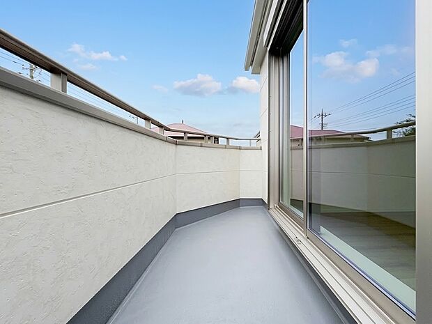 【バルコニー】 バルコニーから差し込む陽光・通風は、住環境・快適性と共に有り続ける貴重な「財産」です。