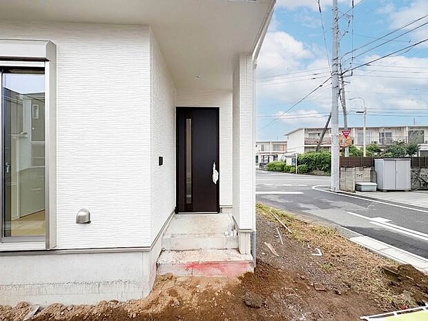 【玄関】家の顔となる玄関は、高いデザイン性が求められます。高級感と断熱性、防犯性に優れた玄関ドアを標準装備。ピッキング対策のセキュリティサムターン等、防犯に考慮しました。