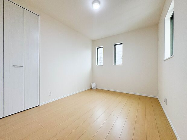 【洋室6帖】お子様のお部屋にぴったりなクロークを備えたフローリング仕様の洋室です。