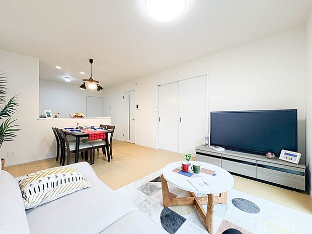 【LDK15帖】シンプルなデザインの家は風情がある。住む人のこだわりを感じる。外観も内装もいたってシンプル。居心地がよく、家事や趣味、子育てなどにも集中できる。家も人間も熟成するほどシンプル…