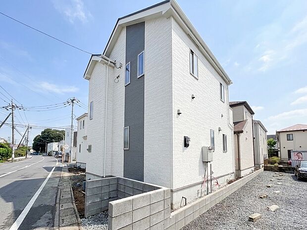 【外観】家族の温かさと陽光の暖かさ、楽しい毎日と明るい未来を予感させる「空間が織り成すひとつ先の住み心地」を演出します。