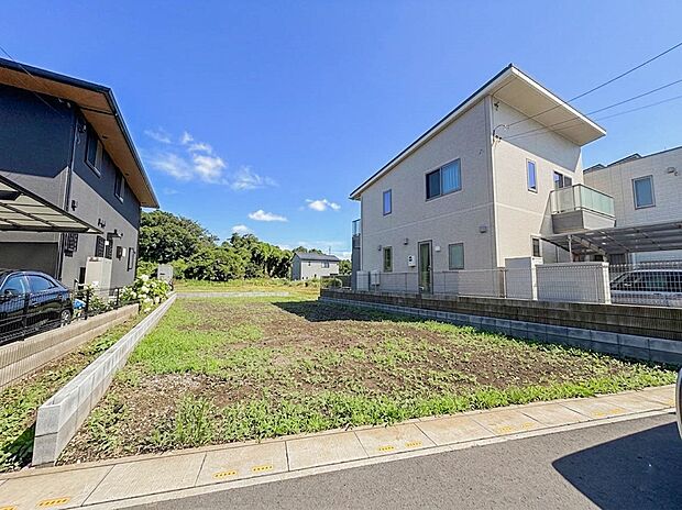 【前面道路】陽当りや通風性など各所に施された工夫で住みやすさを実現。部屋の大きさや周辺環境・街並など、資料には掲載していない情報が現地にはたくさんございます。是非ご確認下さい。