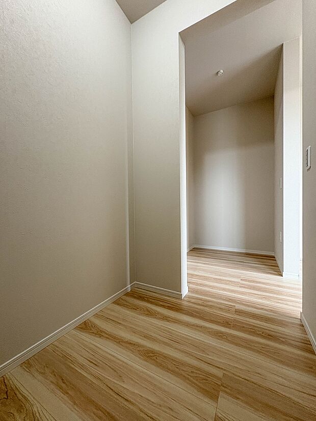 【ウォークインクローゼット】 たくさんの洋服をかけてもシワになりにくいウォークインクローゼット。洋服以外にも、普段使わない家電やスーツケース、ストック品など何でも片付く嬉しい空間です。