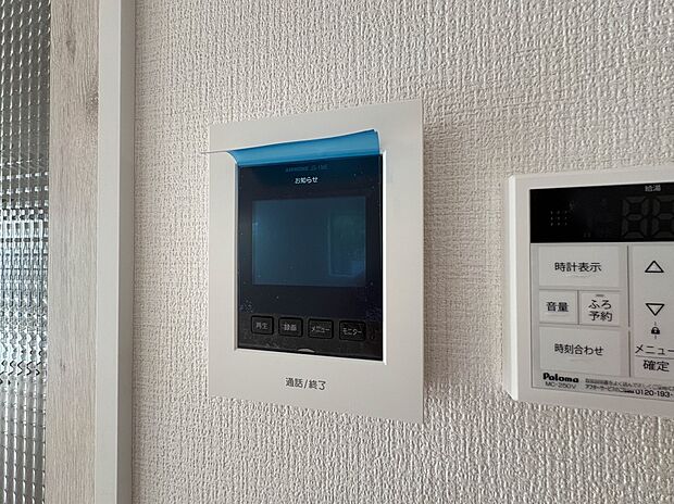 【TVモニター付インターホン】  来訪者の様子を室内TVモニターでチェック。対応したくないセールスを断りやすく、子どもに留守番をさせるときも安心。不在時の来訪者を録画でき、犯罪抑止効果も期待…