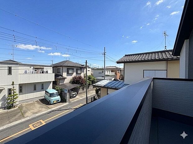 【眺望】朝の澄んだ空気や、夕方に吹く清々しい風を五感で感じられるバルコニー。