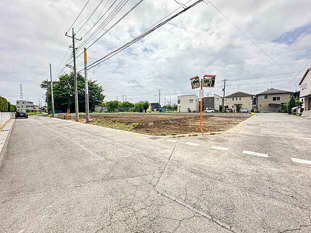 【前面道路】家の前をまっすぐの通りが走っている。クルマは少なく、人々は毎朝、ウォーキング、ジョギング、犬の散歩など、フリーな朝時間を過ごしている。
