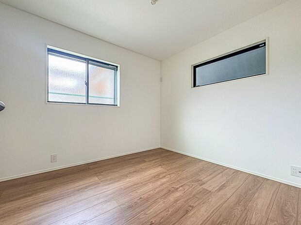 4号棟【子供部屋5.2帖】お子様のお部屋にぴったりなクロークを備えたフローリング仕様の洋室です。